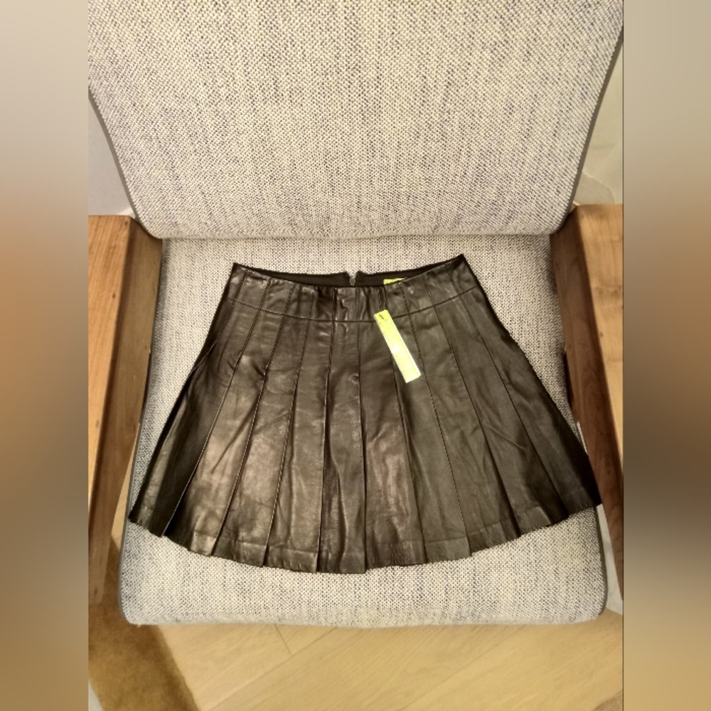 ALICE + OLIVIA LEATHER PLEATED MINI SKIRT
